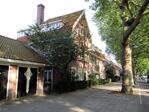 Zijde Apollolaan met links garages.
<br/>
Gert-Jan Lobbes, 2015